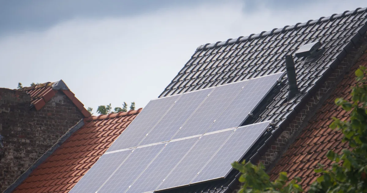 Photovoltaikanlage auf einem Ziegeldach mit Gaube, Ratgeber von Rucker Elektro München