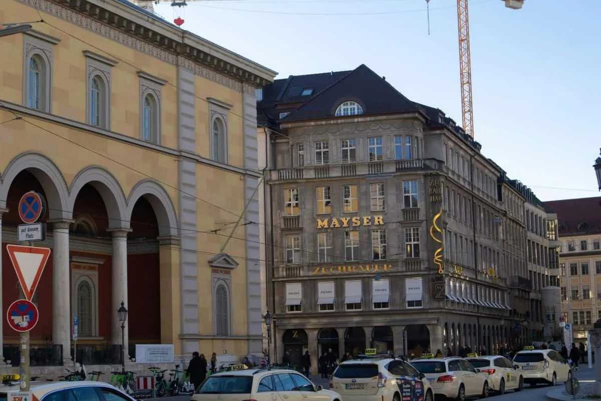 Altbaufassaden in der Münchner Innenstadt mit Sanierungsbedarf, Ratgeber von Rucker Elektro München