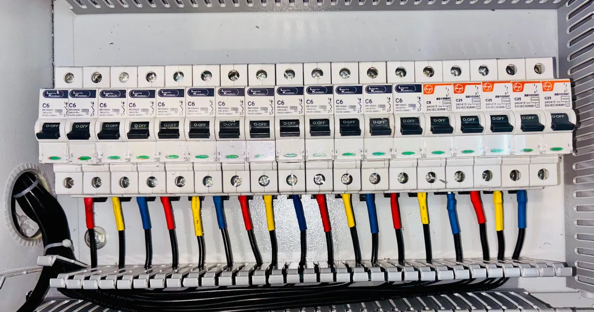 Europäischer Verteilerkasten mit Schneider-Leitungsschutzschaltern auf DIN-Schiene fuer KNX Smart Home, Ratgeber von Rucker Elektro München