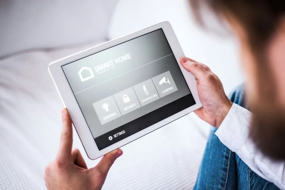 Smart-Home-Tablet zur Steuerung der vernetzten Haustechnik, Ratgeber von Rucker Elektro München