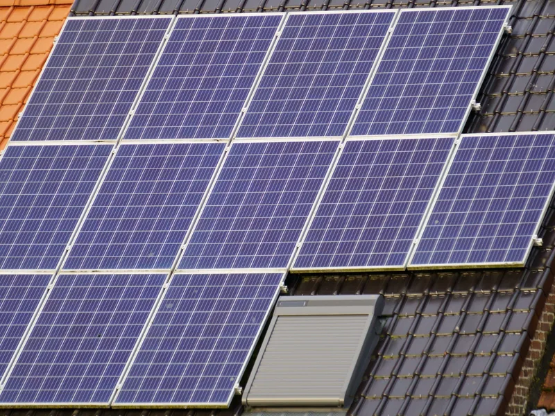 Ältere Photovoltaikanlage mit polykristallinen Modulen auf einem Ziegeldach, Ratgeber von Rucker Elektro München