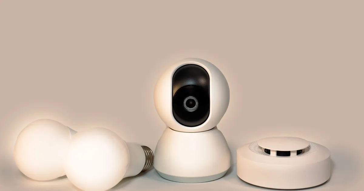 Vernetzbarer Rauchmelder mit Smart Home Komponenten wie Kamera und LED-Lampen für die Wohnung