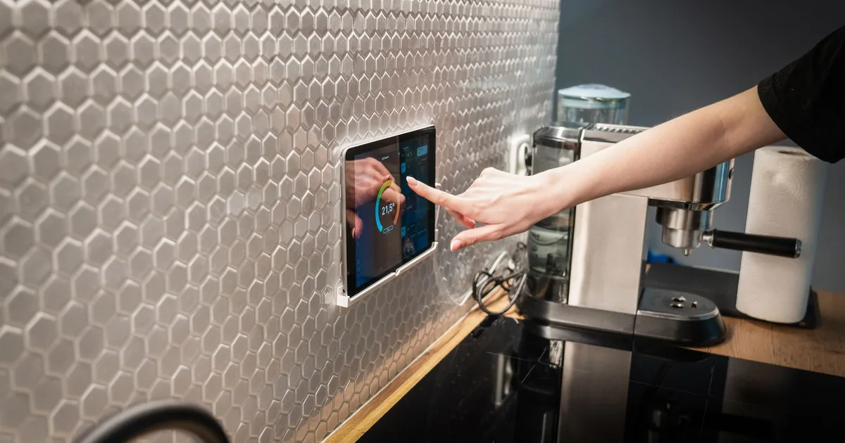 Hand tippt auf wandmontierten Touchscreen beim Smart Home im Altbau nachrüsten, Ratgeber von Rucker Elektro München