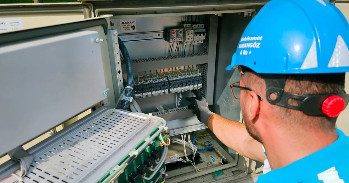 Elektriker prüft DIN-Schienen-Schaltschrank bei Smart Home im Altbau nachrüsten, Ratgeber von Rucker Elektro München