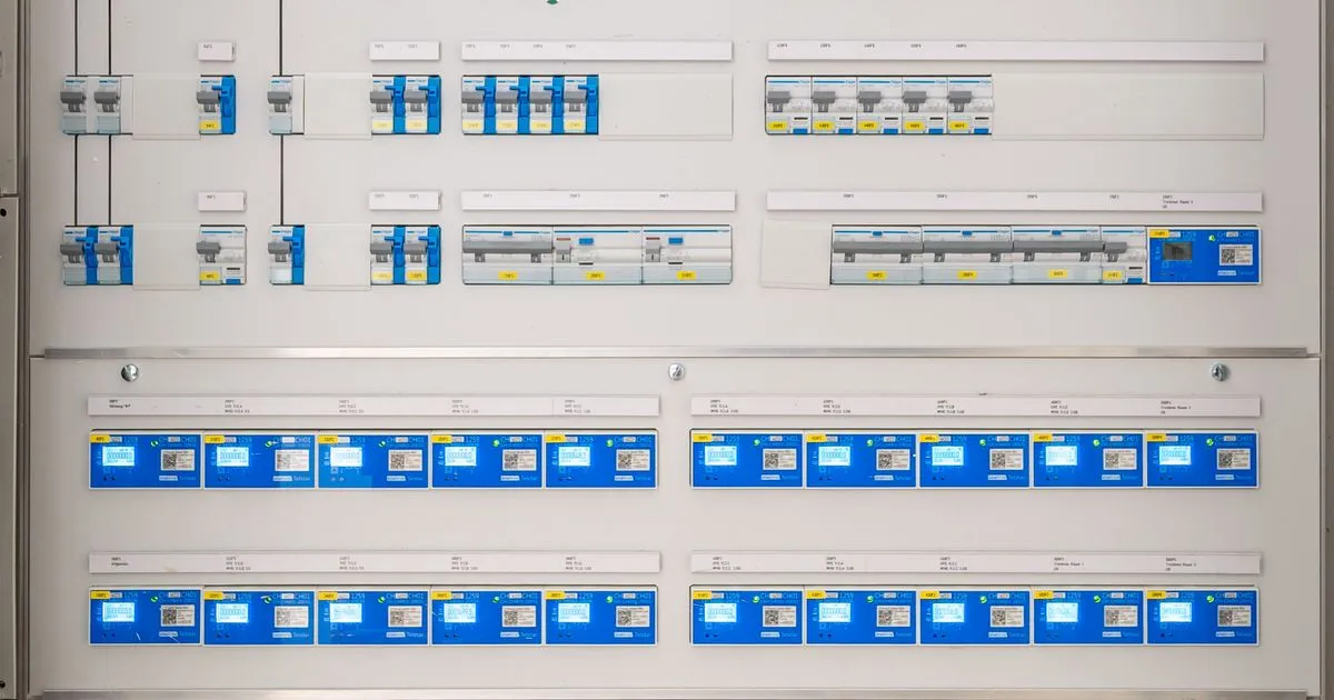 Moderne digitale Stromzähler mit Displays in einem Verteilerfeld, Ratgeber von Rucker Elektro München