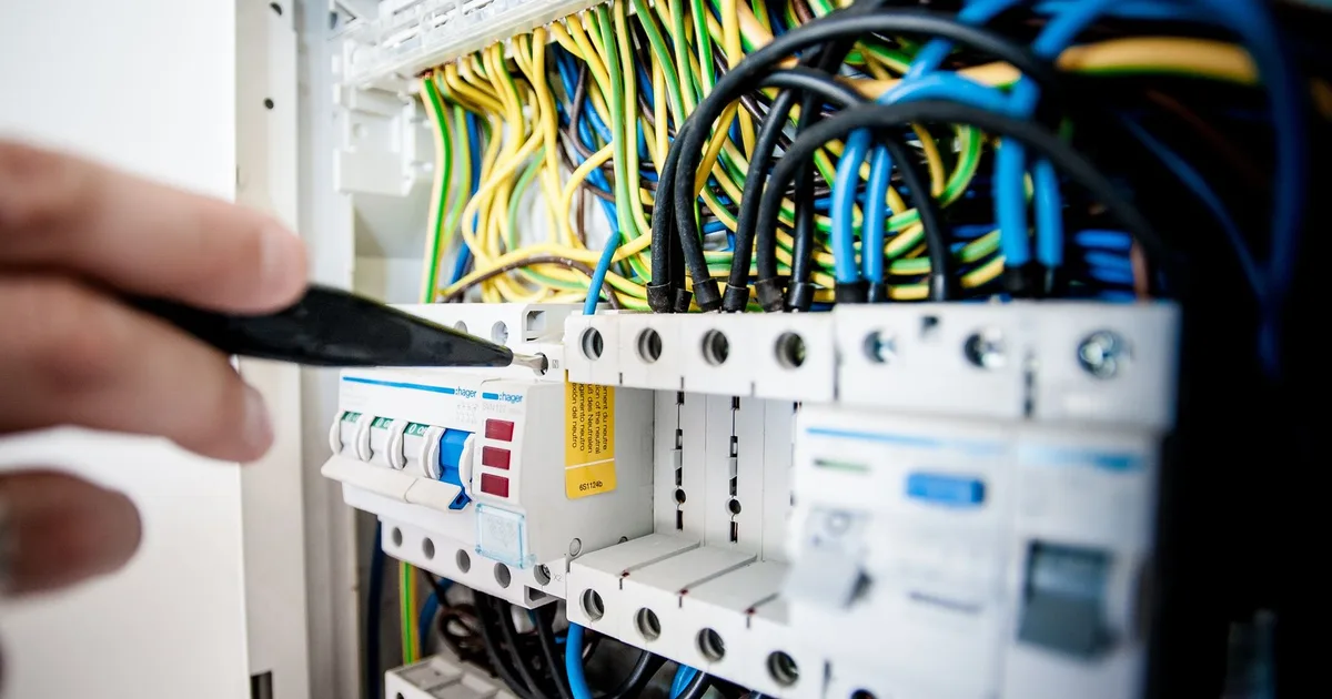 Elektriker prüft Sicherungskasten mit Leitungsschutzschaltern bei Stromausfall im Haus, Ratgeber von Rucker Elektro München