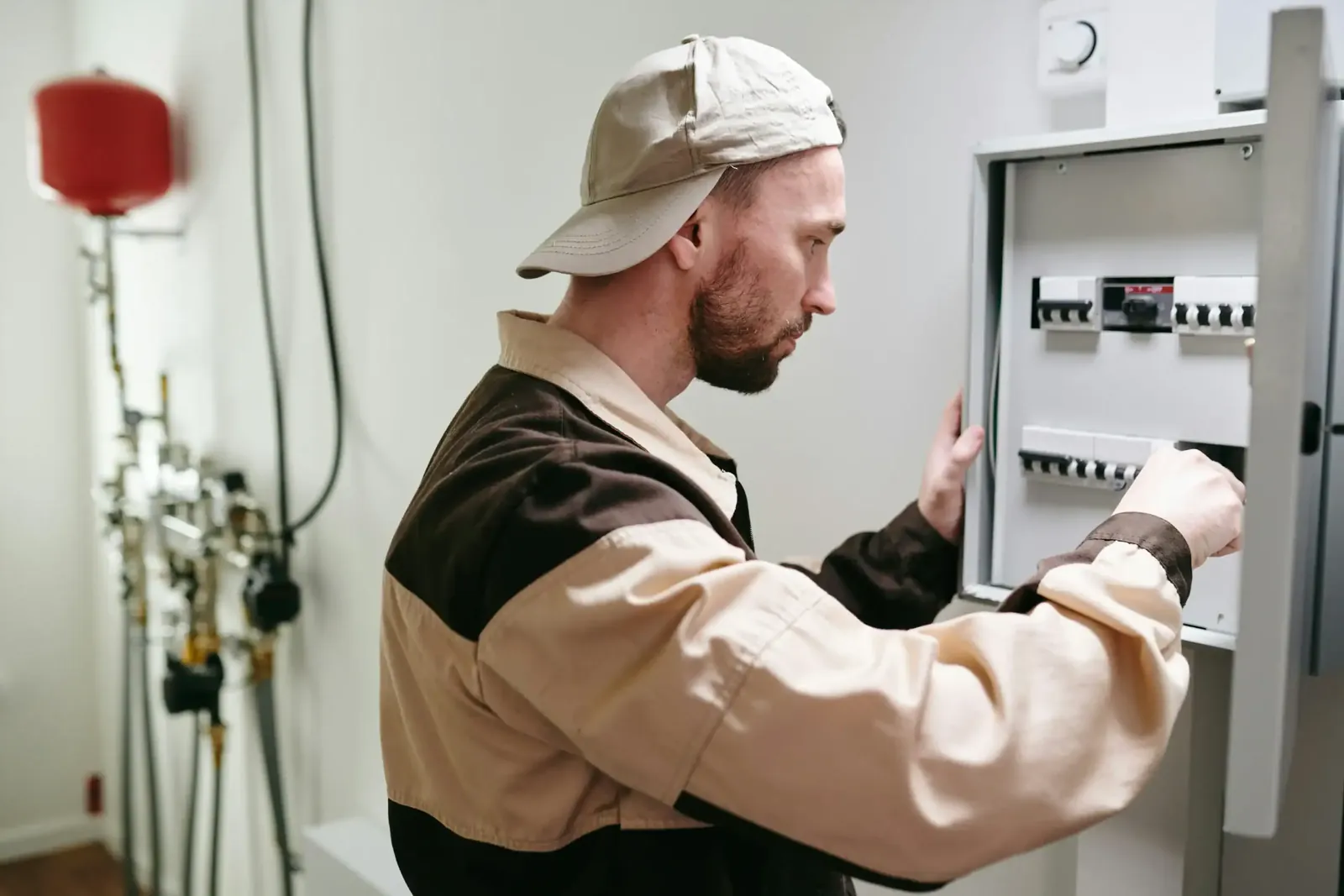 Mann prüft die Sicherungen im Zählerschrank bei einem Stromausfall, Ratgeber von Rucker Elektro München