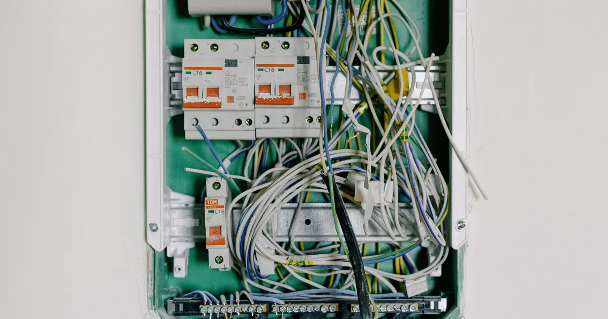 Geöffneter Verteilerkasten mit Leitungsschutzschaltern und Überspannungsschutz-Modulen auf DIN-Schiene, Ratgeber von Rucker Elektro München