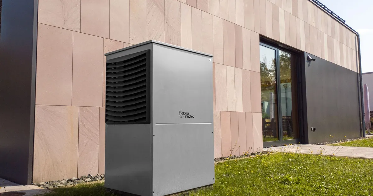 Luft-Wärmepumpe als Außeneinheit an einem modernen Wohnhaus mit Garten, Ratgeber von Rucker Elektro München