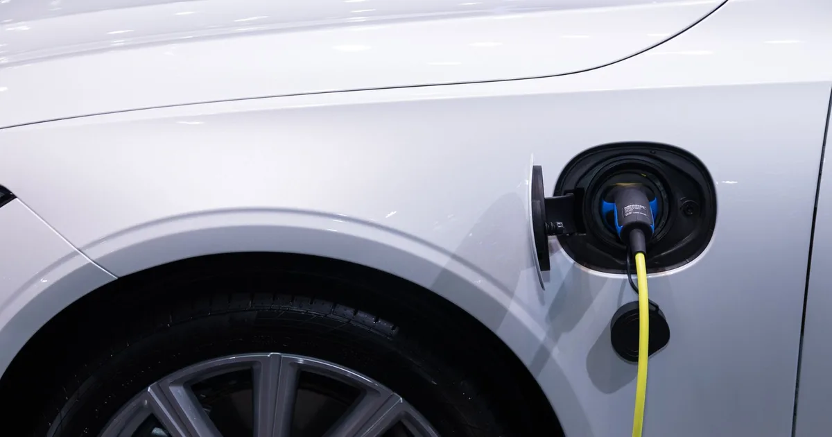 Typ-2-Ladestecker wird an weissem Elektroauto angeschlossen nach erfolgreichem Wallbox anmelden, Ratgeber von Rucker Elektro München