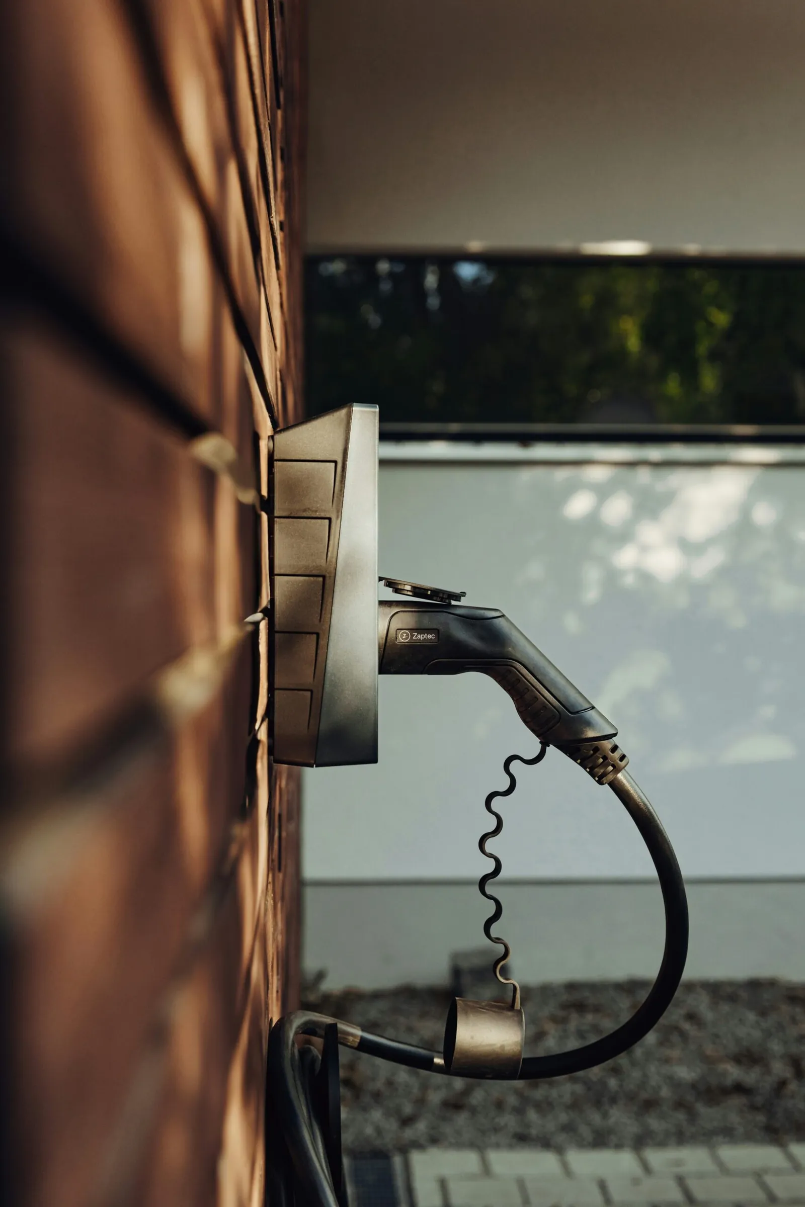 Wallbox mit Typ-2-Ladekabel an einer Hauswand montiert, Ratgeber von Rucker Elektro München