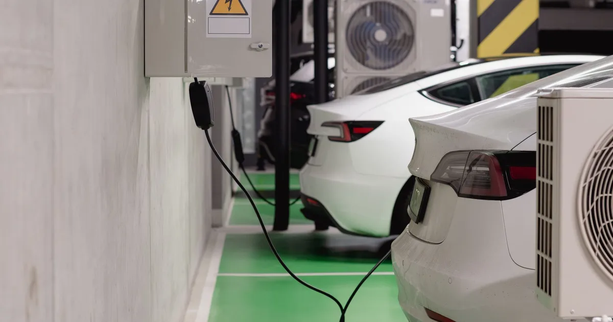 Elektroauto wird in einer Tiefgarage an einer Wallbox geladen, Wallbox-Förderung für Mehrfamilienhäuser 2026, Ratgeber von Rucker Elektro München
