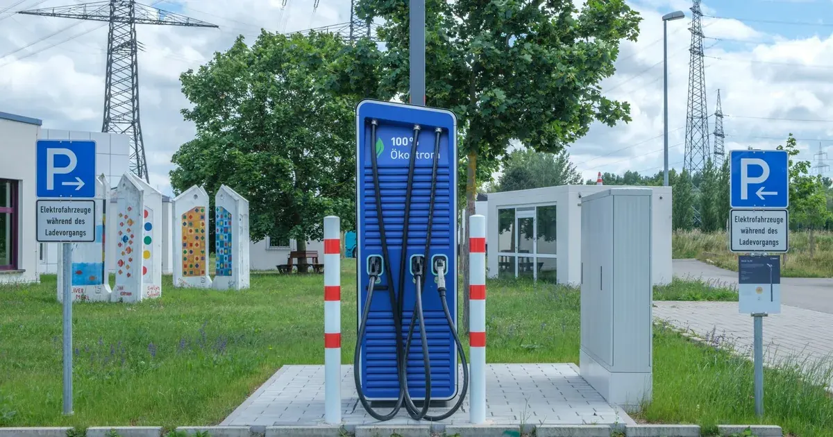 Europäische Ladestation für Elektrofahrzeuge mit Parkplatzschild und blauer Schnellladestation, Ratgeber von Rucker Elektro München