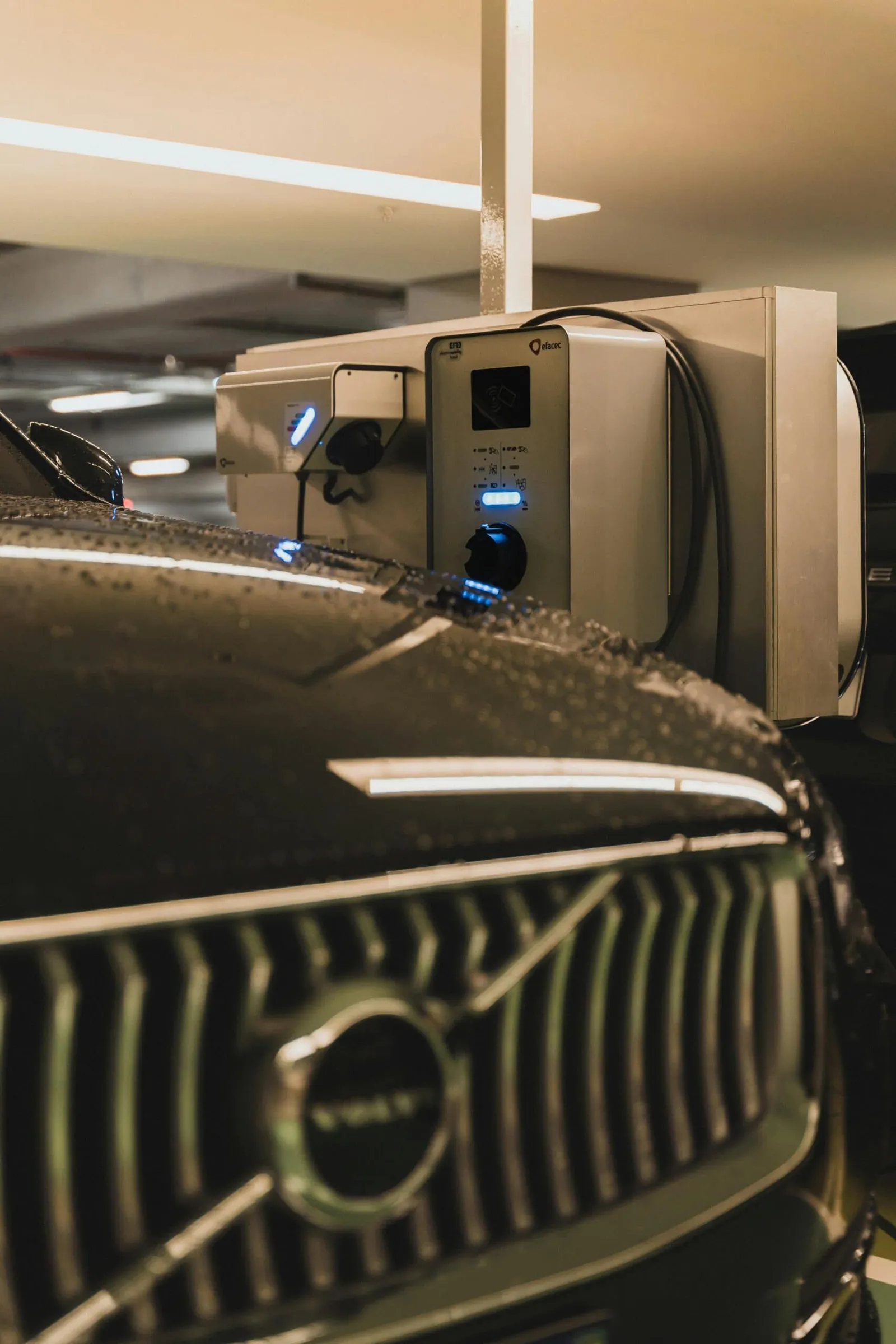 Wallbox in einer Tiefgarage lädt ein Elektroauto im Mehrfamilienhaus, Ratgeber von Rucker Elektro München