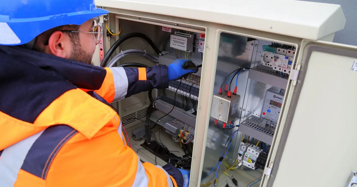 Elektriker installiert Wallbox Ladestation an Verteilerschrank im Außenbereich, Ratgeber von Rucker Elektro München