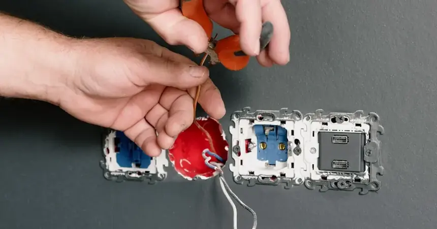 Elektriker von Rucker Elektro bei der Installation einer Elektroverteilung
