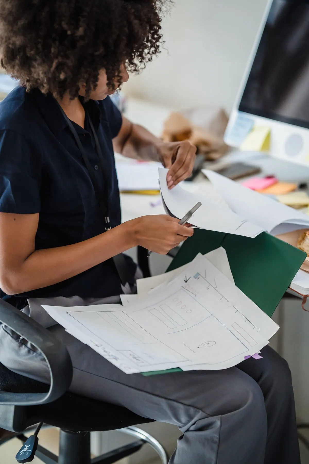 Arbeitsplatz im Büro: Unterlagen und Aufträge werden sortiert und Termine geplant