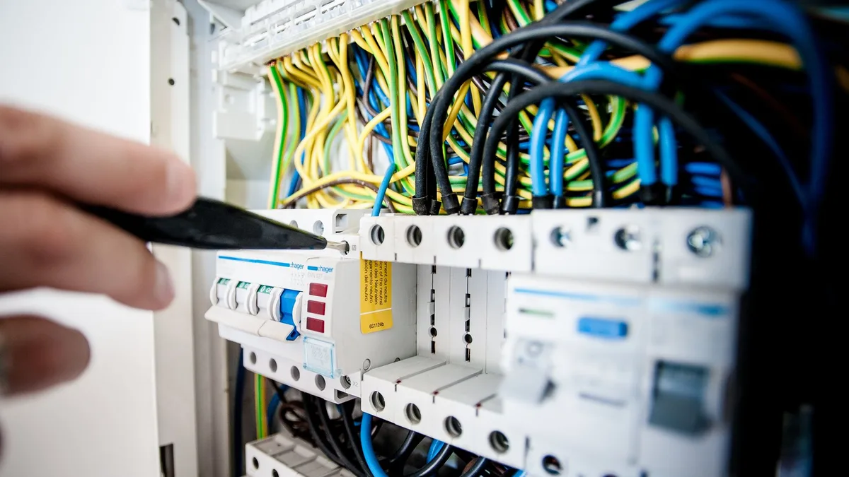 Fehlerstromschutzschalter und Leitungsschutzschalter in einer Unterverteilung, wie sie Rucker Elektro in München einbaut