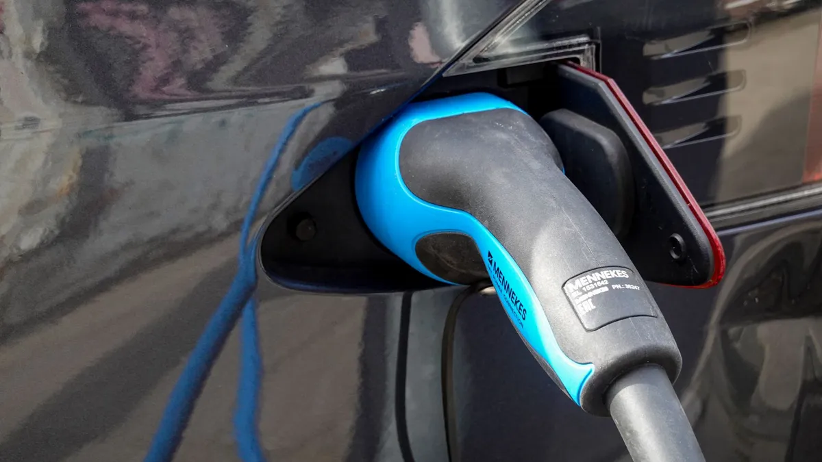 Typ-2-Ladestecker am Ladeanschluss eines E-Autos, Standard bei Wallbox-Installationen in München
