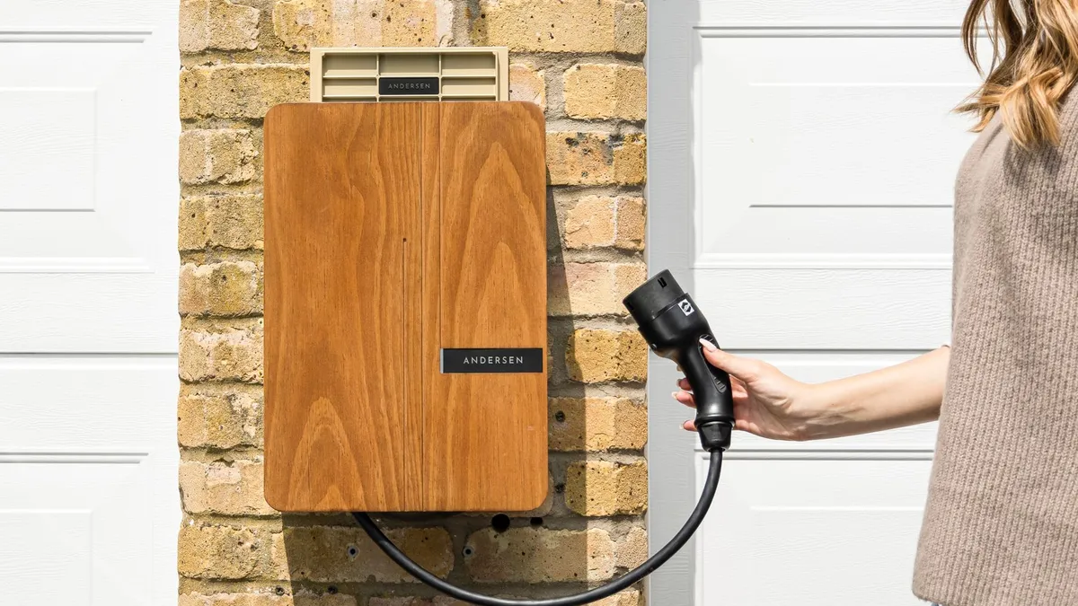 Wandmontierte Wallbox an einer Ziegelwand, wie sie Rucker Elektro in München installiert