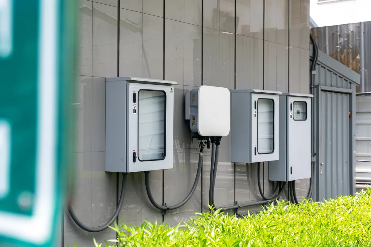 Mehrere Anschlusskaesten und Zählerschränke nebeneinander an einer Gebäudewand, Zählerschrankmodernisierung in Berg am Laim, Rucker Elektro München