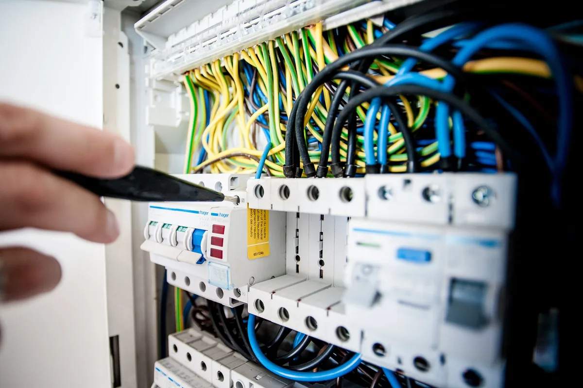Moderne Verteilung auf Hutschiene mit Leitungsschutzschaltern und FI-Schutzschalter, Zielzustand einer Zählerschrankmodernisierung in Trudering, Rucker Elektro München