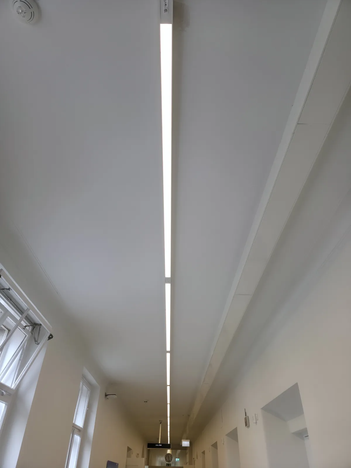 LED-Lichtlinie entlang der hohen Decke eines Klinikflurs, Kieferchirurgie der LMU München