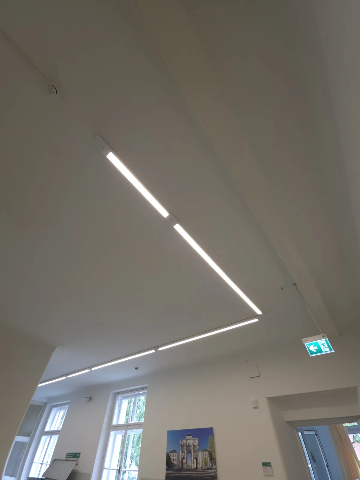 LED-Lichtlinie über Eck und Rettungszeichenleuchte an Seilabhängung in der Kieferchirurgie der LMU München