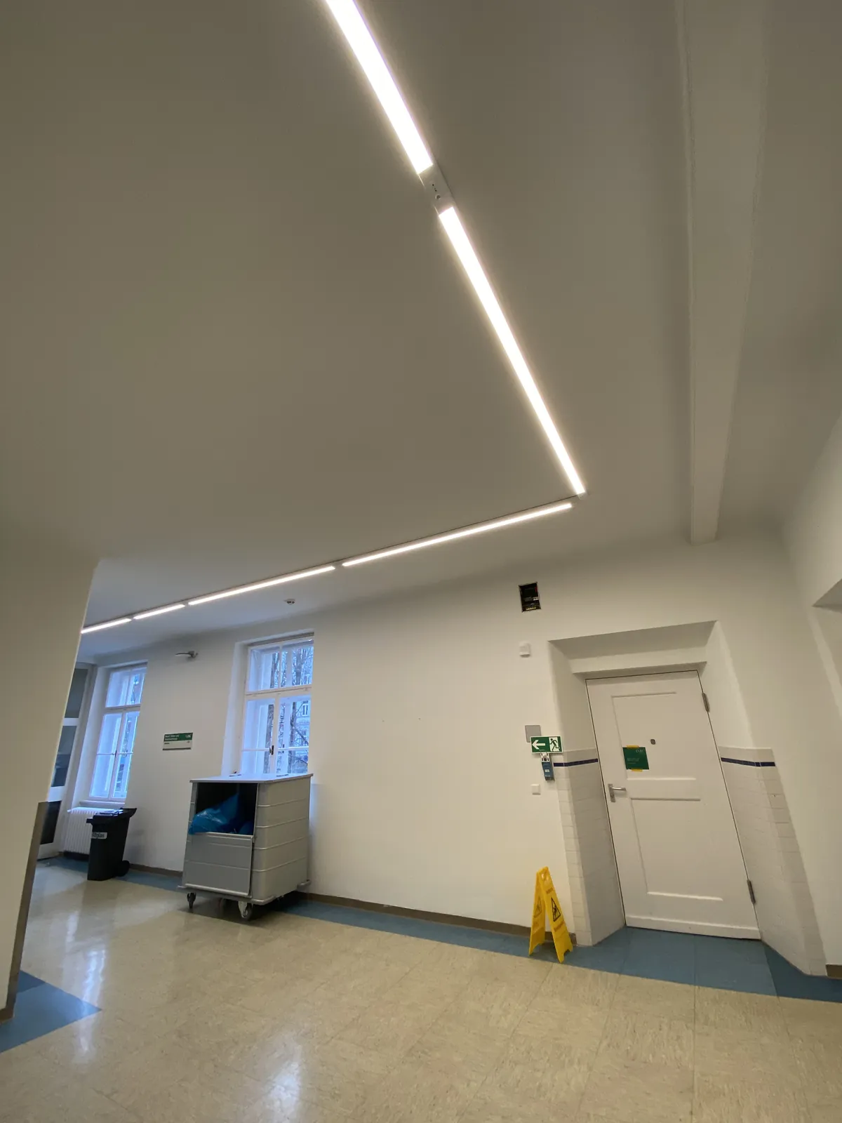 LED-Lichtlinie über Eck in einem Flurbereich der Kieferchirurgie der LMU München