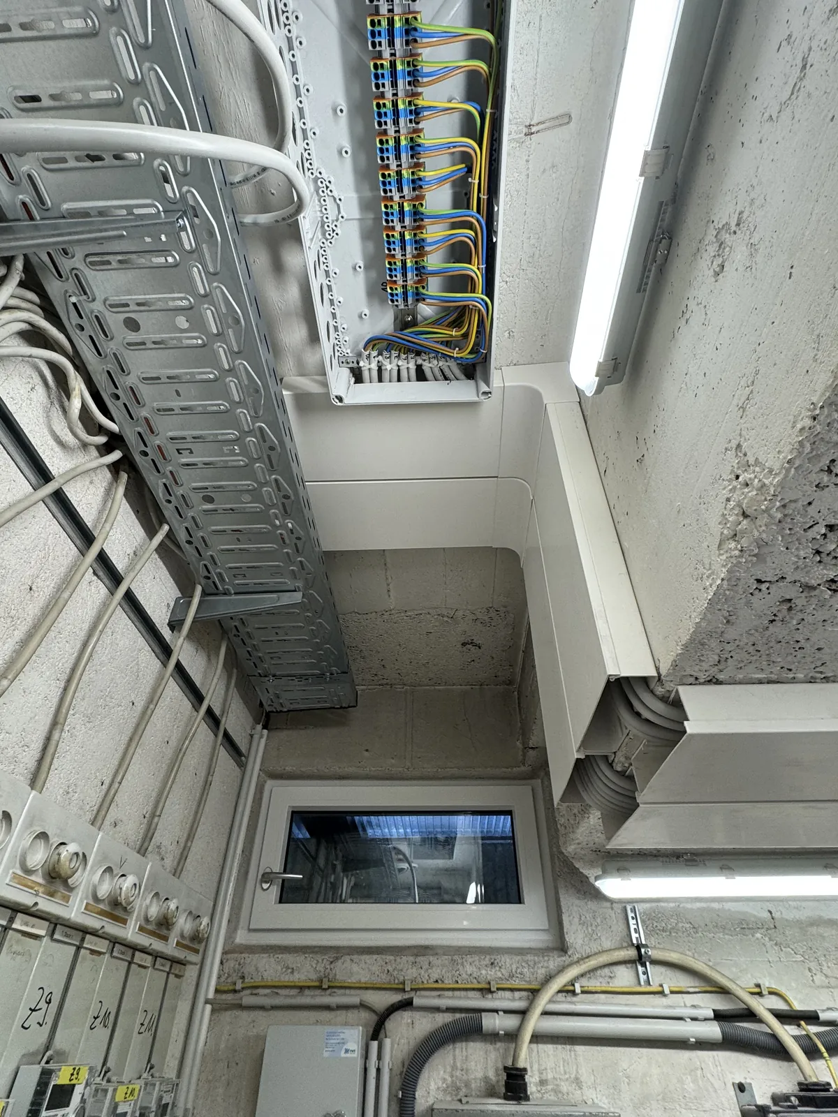 Kabelrinne und Leitungskanal unter der Kellerdecke über einer alten Zähleranlage in München