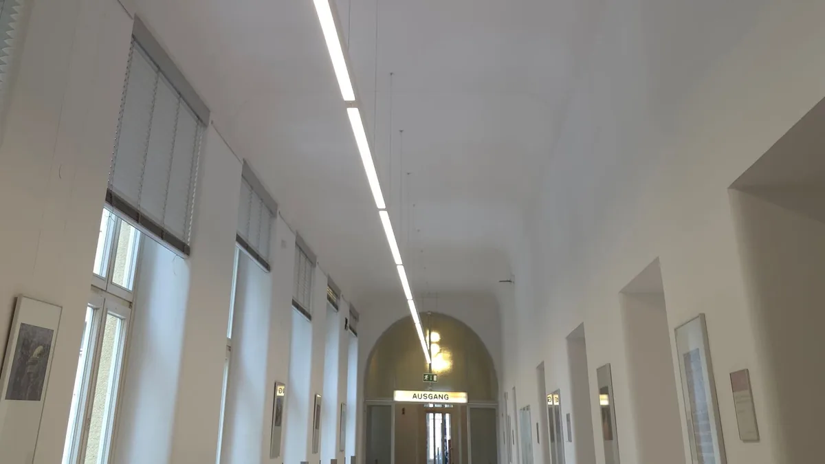 Flur der Augenklinik der LMU München nach der Sanierung mit neuer LED-Lichtbandbeleuchtung von Rucker Elektro