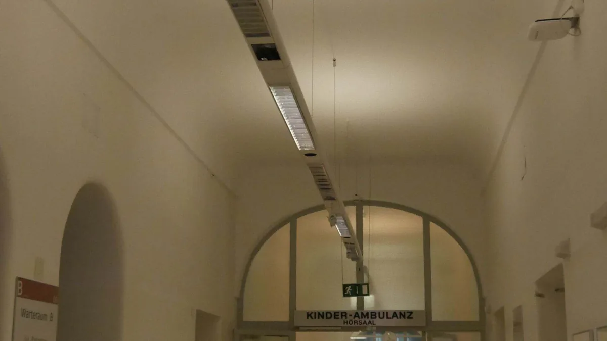 Klinikbereich der Augenklinik München vor der Umrüstung der Beleuchtung