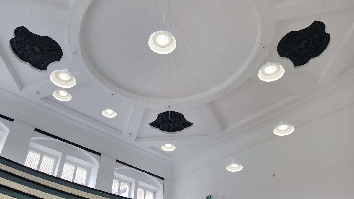 Hörsaal der Poliklinik München nach der Sanierung mit neuen LED-Pendelleuchten von Rucker Elektro