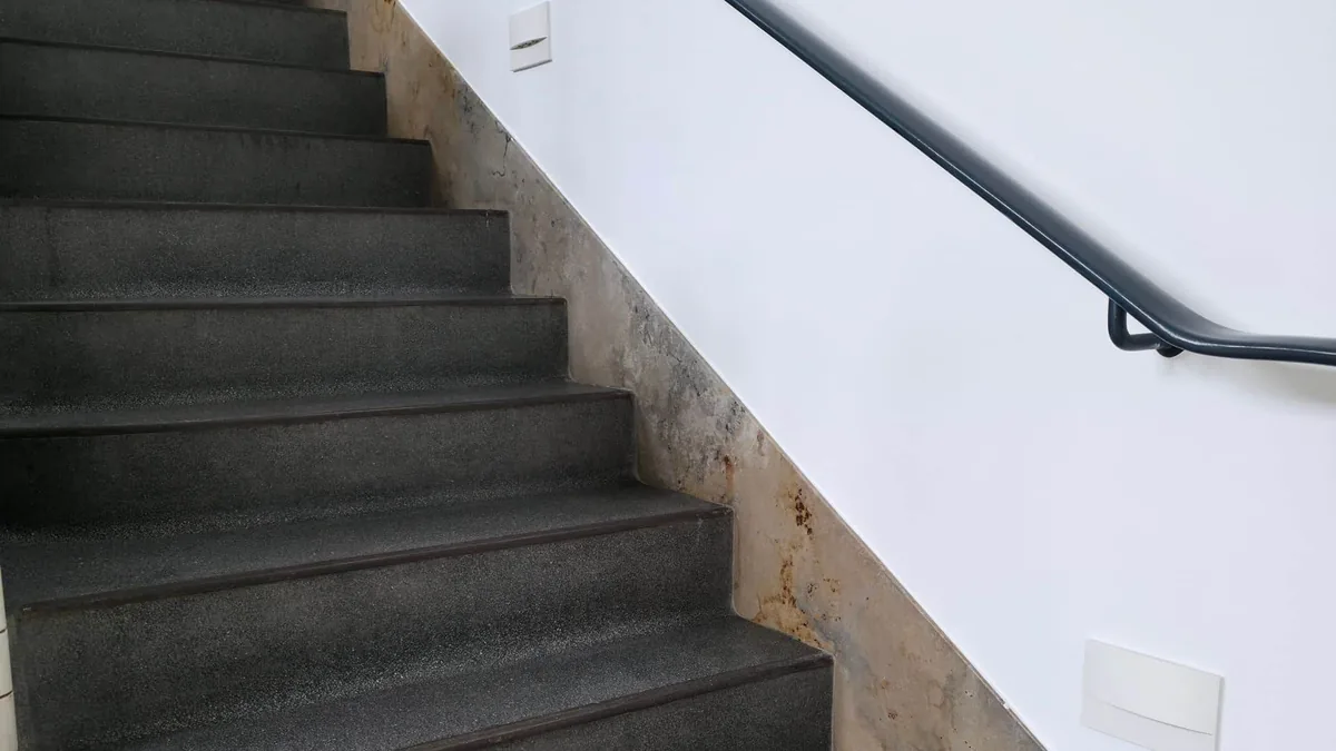 Treppenhaus der Poliklinik München nach der Sanierung mit neuen Wandleuchten, ausgeführt von Rucker Elektro
