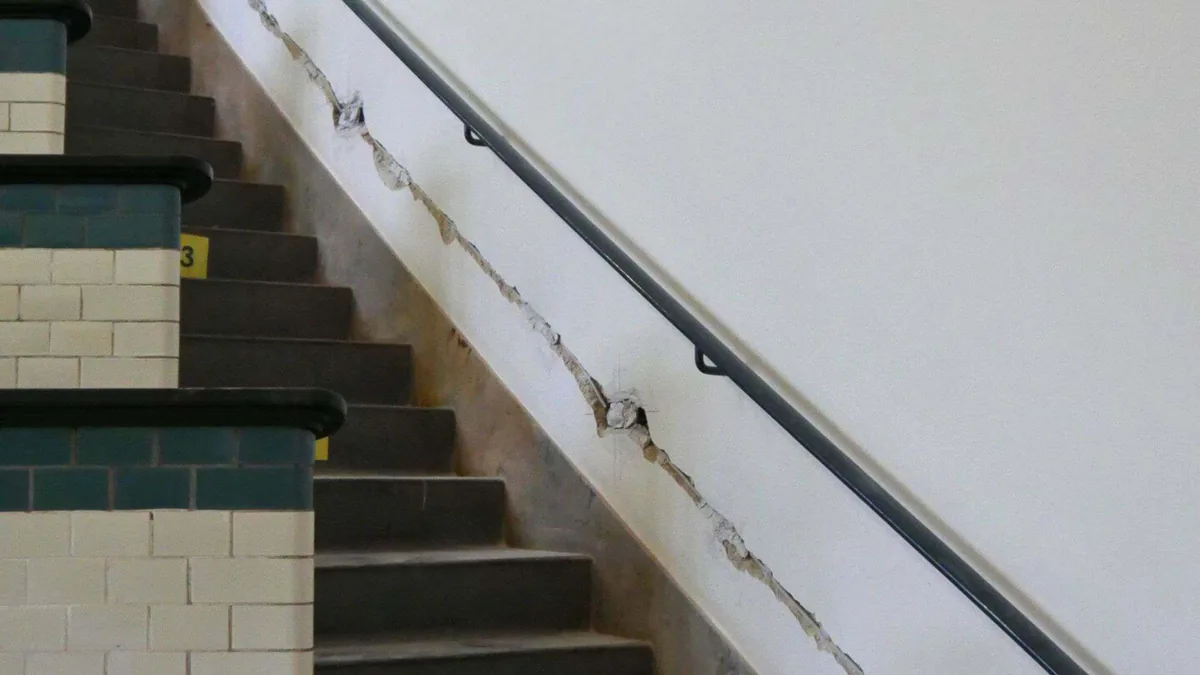 Treppenhaus der Poliklinik München vor der Elektrosanierung