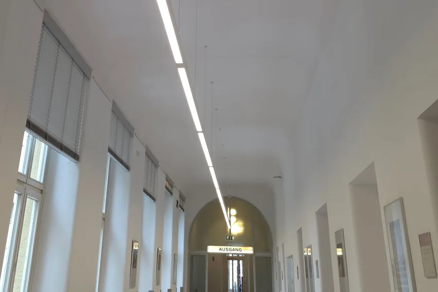 Rucker Elektro München: neue LED-Lichtbandbeleuchtung im Flur der Augenklinik der LMU