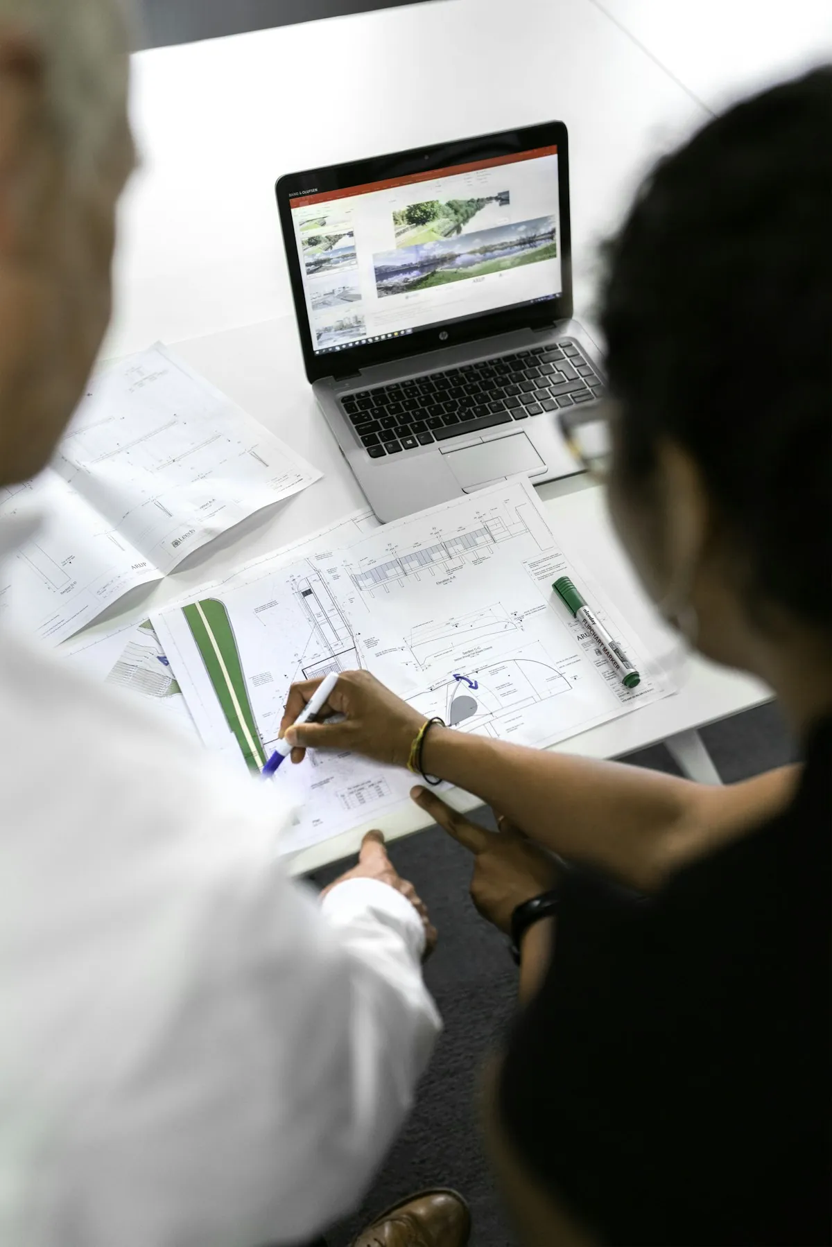 Planungsgespräch über Bauplänen bei Rucker Elektro