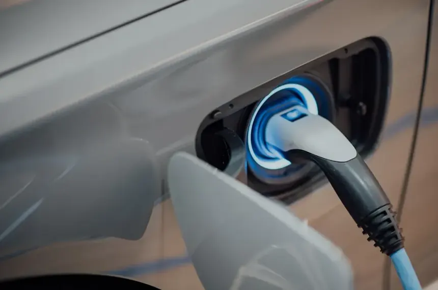 Elektroauto wird an einer von Rucker Elektro installierten Wallbox geladen