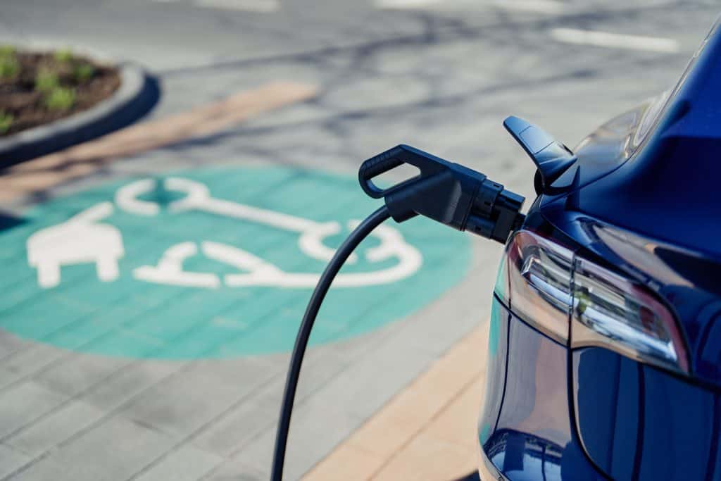 Elektroauto wird über vernetztes Ladesystem geladen als Teil einer energieeffizienten Hausvernetzung in München