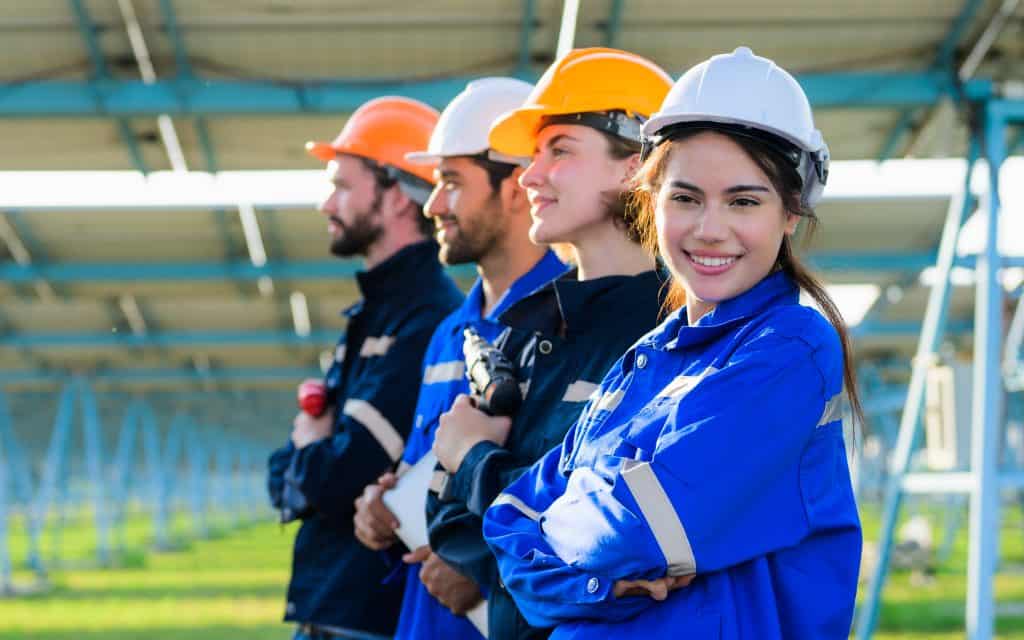 Team von Elektrofachkräften bei industriellen Elektroinstallationen.