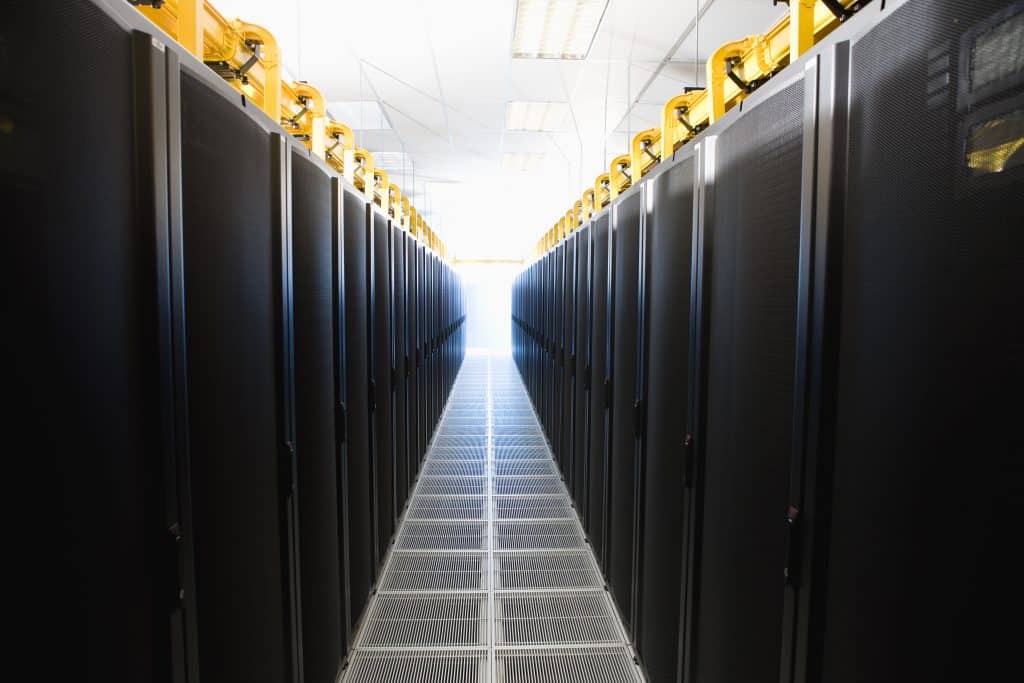 Serverraum mit Rechenzentrum für Cloud-Stromspeicher und intelligente Energiespeicherlösungen in München