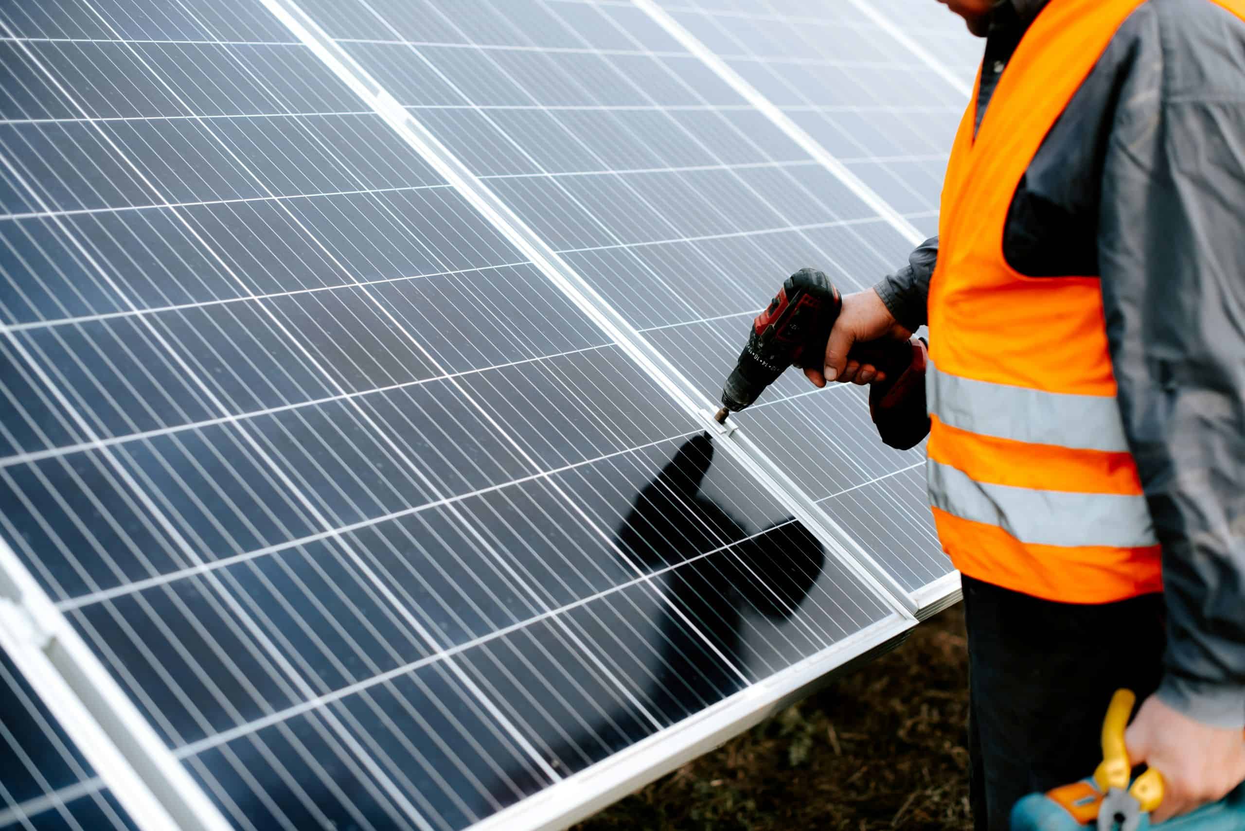 Installateur legt Solarmodule auf Dach für nachhaltige Energie in München.