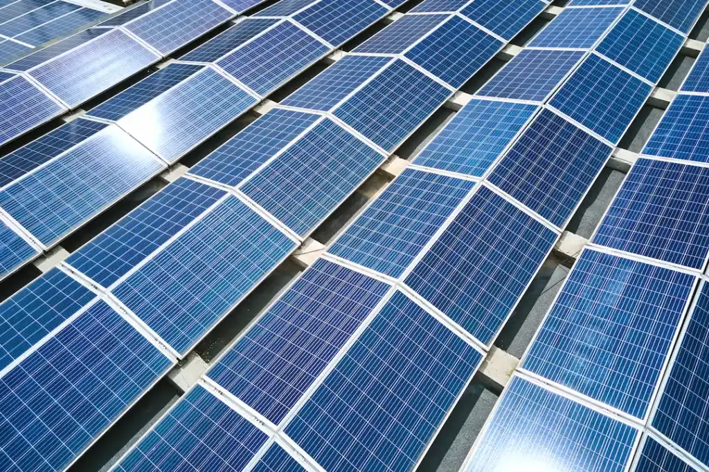 Reihen von blauen Solarmodulen auf einer Anlage.
