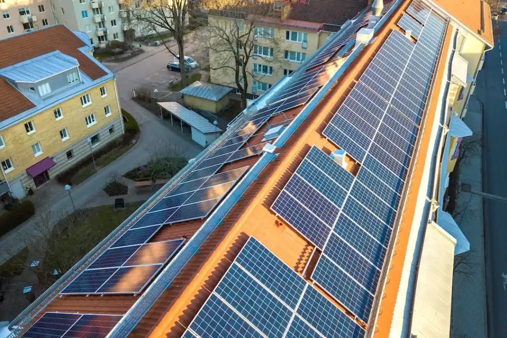 Photovoltaik-Module auf einem Münchner Dach für nachhaltige Energie.