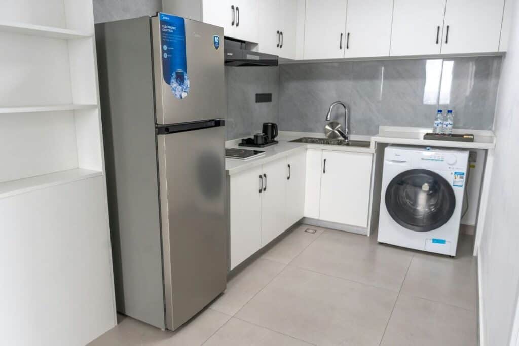 Moderne Waschmaschine und Kühlschrank in einer energieeffizienten Küche in München.altsgeräte. 