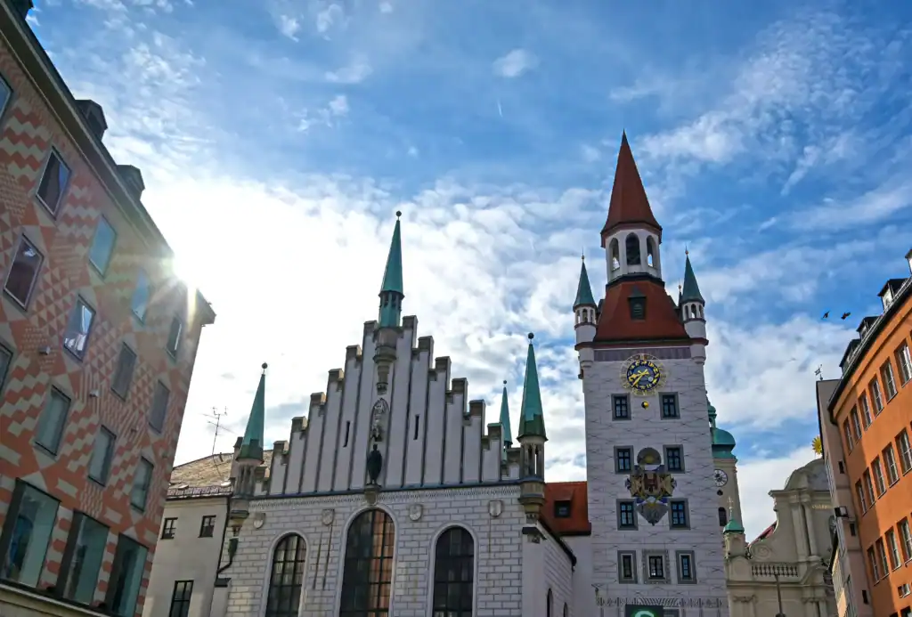 Historisches Rathaus in München mit Solarpanelen auf dem Dach.
