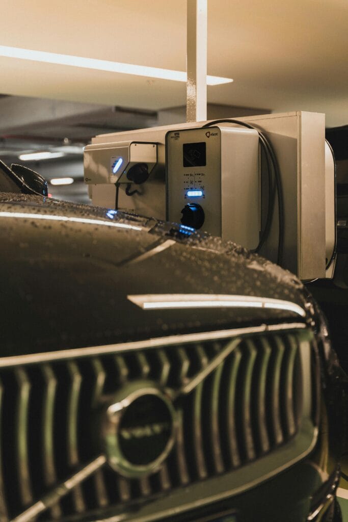 Wallbox in einer Muenchner Tiefgarage laedt ein Elektroauto, foerderfaehig nach BMV-Programm fuer Mehrparteienhaeuser 2026