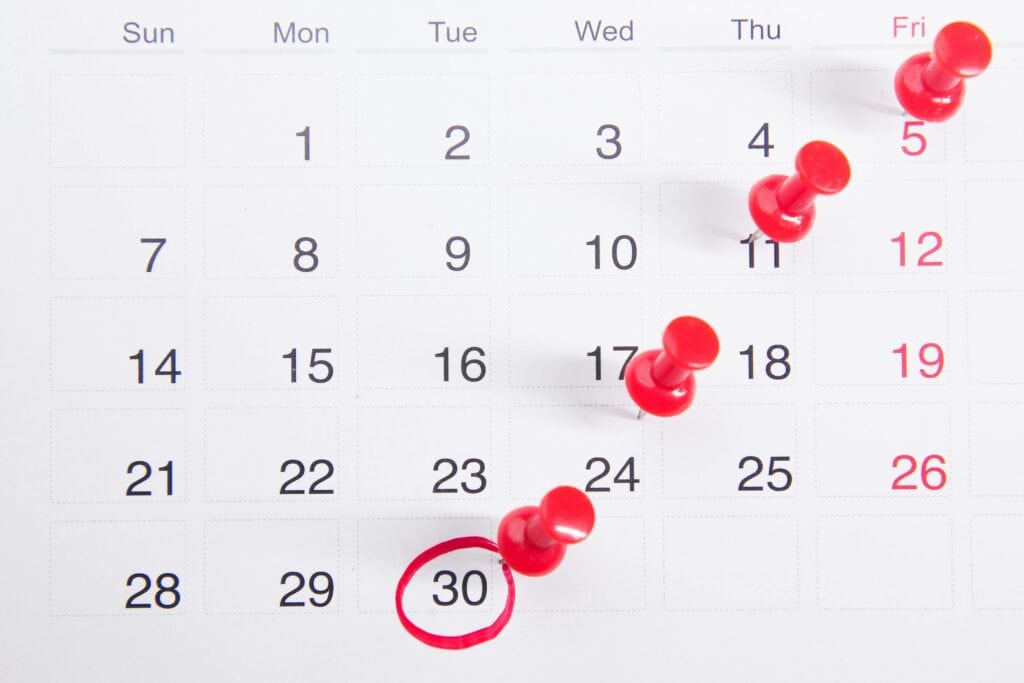 Kalender mit rot markiertem Stichtag als Symbol fuer die Antragsfristen der BMV-Wallbox-Foerderung 2026 im Mehrparteienhaus
