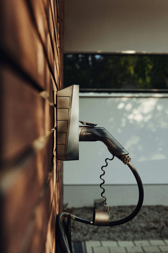 Zaptec Wallbox mit Ladekabel an Hauswand montiert