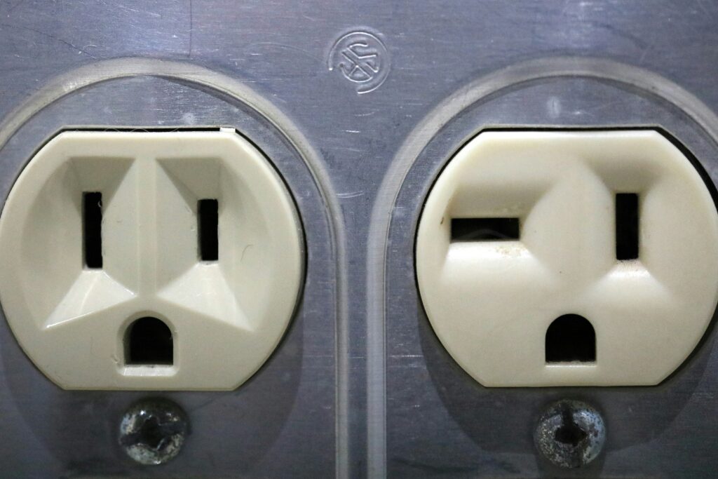 Zwei amerikanische Steckdosen an Metallwandplatte